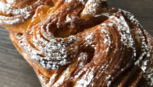 2021-BRIOCHE FEUILLETEE